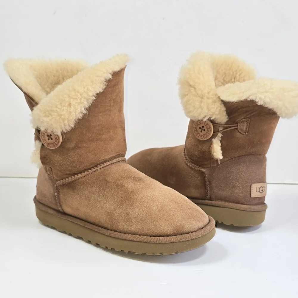 UGG Bailey Button Short Classic Shearling Winter Boots Sz. 7 Cozycore